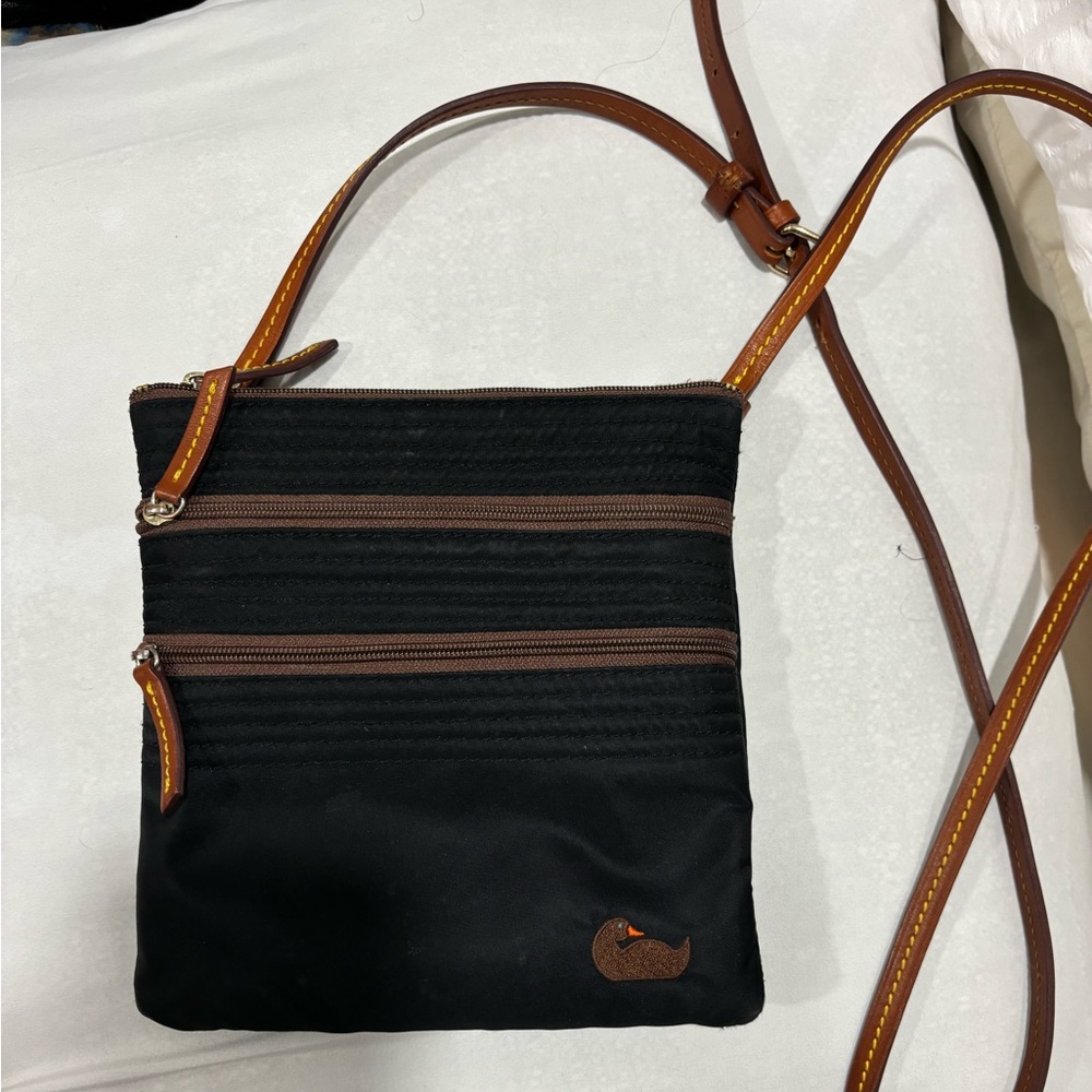 Gently used DOONEY & BOURKE crossbody messenger 🦆